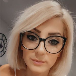 Meet your Posher, Elodie